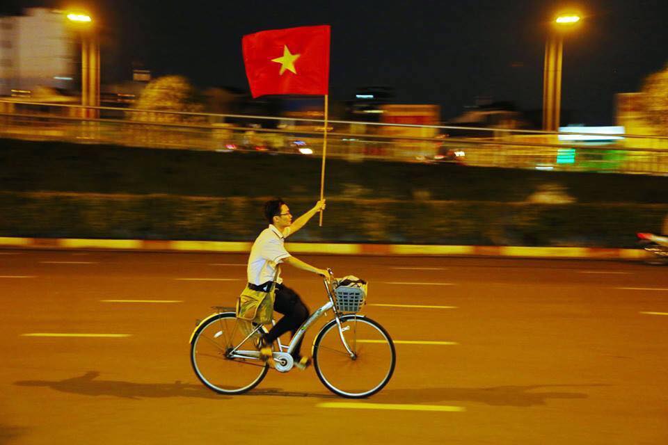 Người dân TPHCM nhuộm đỏ đường phố mừng chiến thắng U23 Việt Nam: Chưa bao giờ kẹt xe mà vui đến thế - Ảnh 6