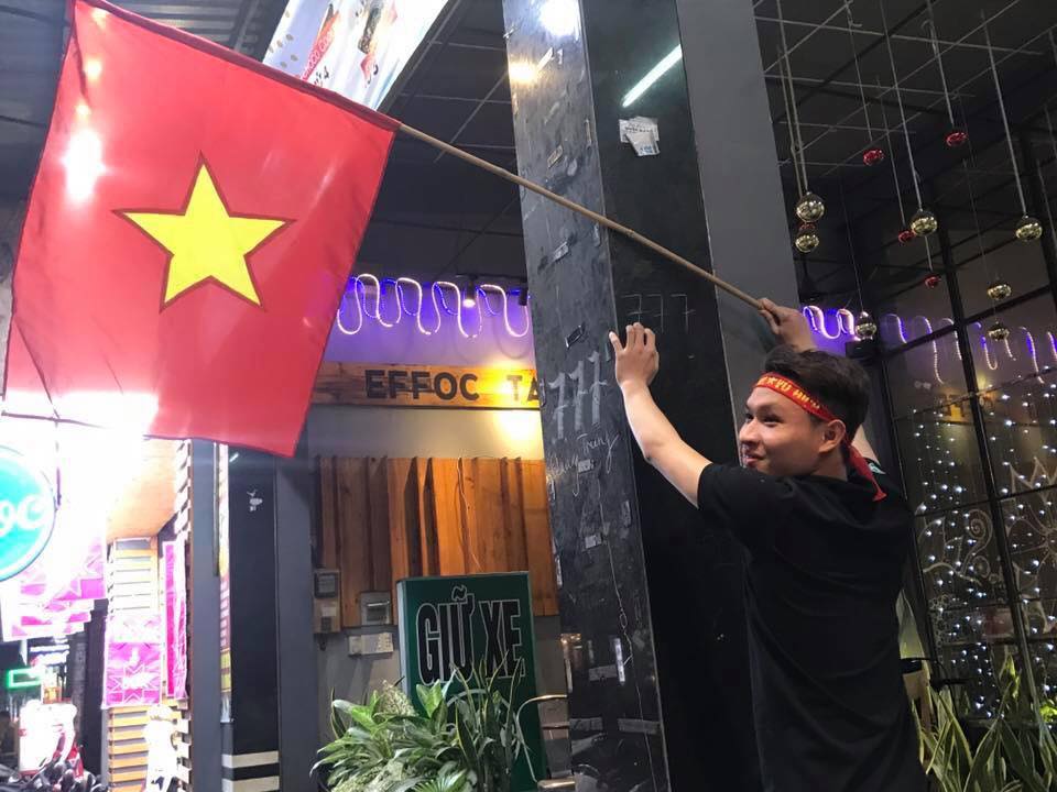 Người dân TPHCM nhuộm đỏ đường phố mừng chiến thắng U23 Việt Nam: Chưa bao giờ kẹt xe mà vui đến thế - Ảnh 7