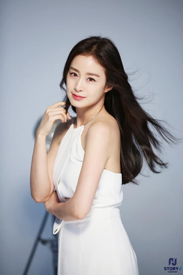 Lúc nào cũng kín đáo, 'mẹ hai con' Kim Tae Hee bất ngờ gây chú ý khi diện váy trắng mỏng manh, khoe lưng trần trắng mịn màng - Ảnh 2