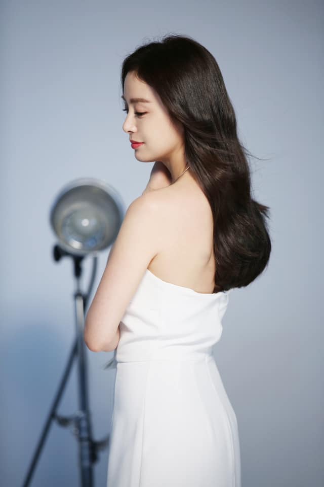 Lúc nào cũng kín đáo, 'mẹ hai con' Kim Tae Hee bất ngờ gây chú ý khi diện váy trắng mỏng manh, khoe lưng trần trắng mịn màng - Ảnh 4