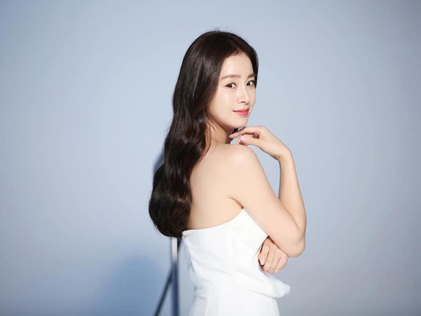 Lúc nào cũng kín đáo, 'mẹ hai con' Kim Tae Hee bất ngờ gây chú ý khi diện váy trắng mỏng manh, khoe lưng trần trắng mịn màng - Ảnh 6