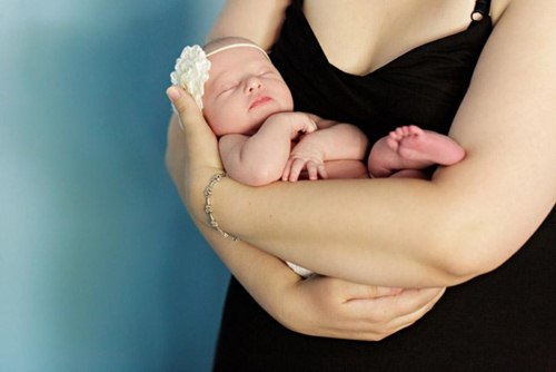 Mách mẹ cách bế trẻ sơ sinh an toàn theo từng giai đoạn - Ảnh 1