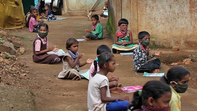 Ấn Độ: Trẻ em ngồi dưới đất học bài qua loa phát thanh giữa đại dịch COVID-19 - Ảnh 1