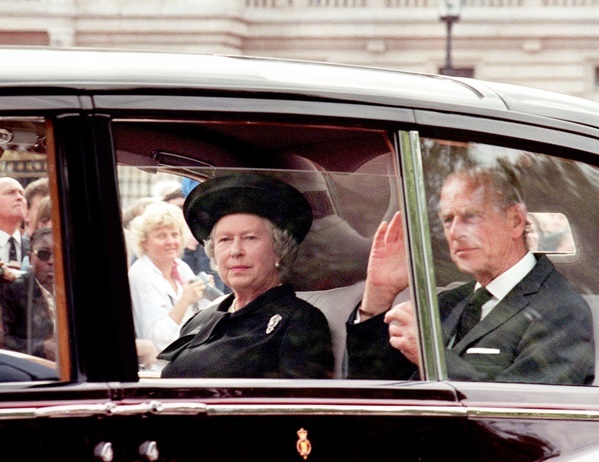 Bị chỉ trích vì làm ngơ trước cái chết của Công nương Diana, Nữ hoàng Anh mang 'nỗi oan' không ai thấu và khoảnh khắc đặc biệt giúp hóa giải tất cả - Ảnh 1