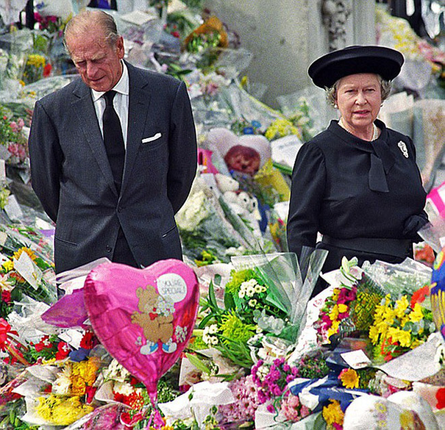 Bị chỉ trích vì làm ngơ trước cái chết của Công nương Diana, Nữ hoàng Anh mang 'nỗi oan' không ai thấu và khoảnh khắc đặc biệt giúp hóa giải tất cả - Ảnh 2