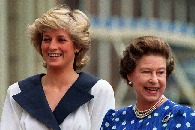 Bị chỉ trích vì làm ngơ trước cái chết của Công nương Diana, Nữ hoàng Anh mang 'nỗi oan' không ai thấu và khoảnh khắc đặc biệt giúp hóa giải tất cả - Ảnh 4