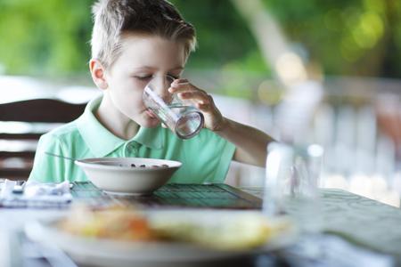 3 thời điểm cha mẹ không nên cho con uống nước kẻo làm hại dạ dày của con - Ảnh 2