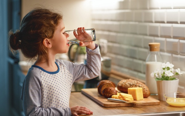 3 thời điểm cha mẹ không nên cho con uống nước kẻo làm hại dạ dày của con - Ảnh 3