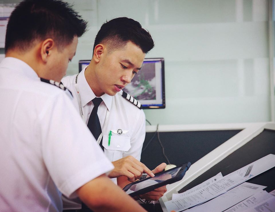 Cơ trưởng trẻ nhất Việt Nam gây xôn xao với hình ảnh bảng lương hơn 2000 tỷ/tháng - Ảnh 1