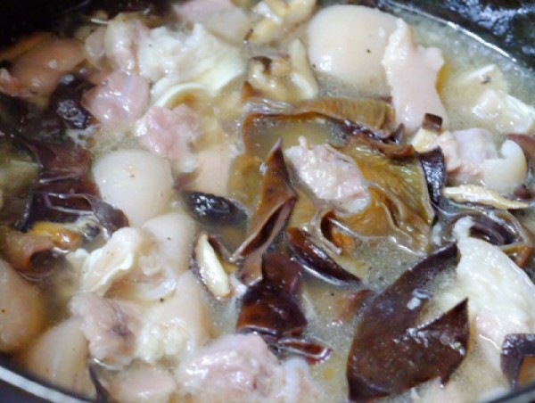 Cho mộc nhĩ và nấm hương để món thịt lợn nấu đông ngon nhất