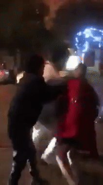 Bắc Ninh: Bắt quả tang vợ ngồi taxi với trai lạ, chồng túm tóc đánh ghen giữa đường  - Ảnh 2