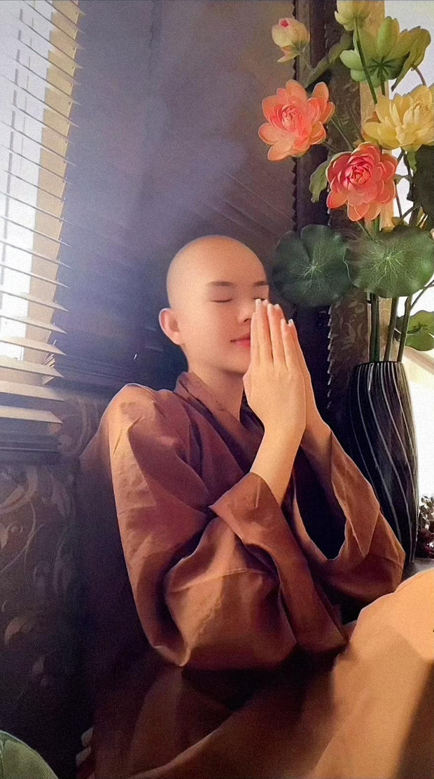 Mỹ nhân Việt cạo đầu quy y vì bị bạn trai phản bội, cuộc sống sau 1 năm tìm đến cửa Phật thay đổi ngỡ ngàng - Ảnh 2