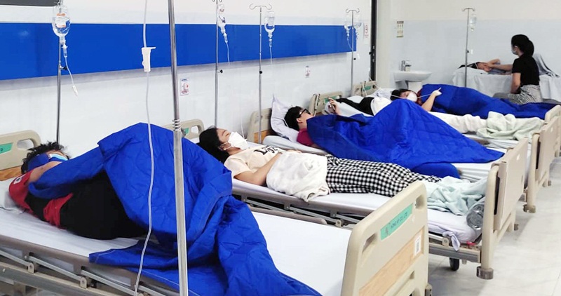 Nha Trang: Nhiều học sinh nhập viện sau giờ học bán trú, nghi ngộ độc thực phẩm - Ảnh 1