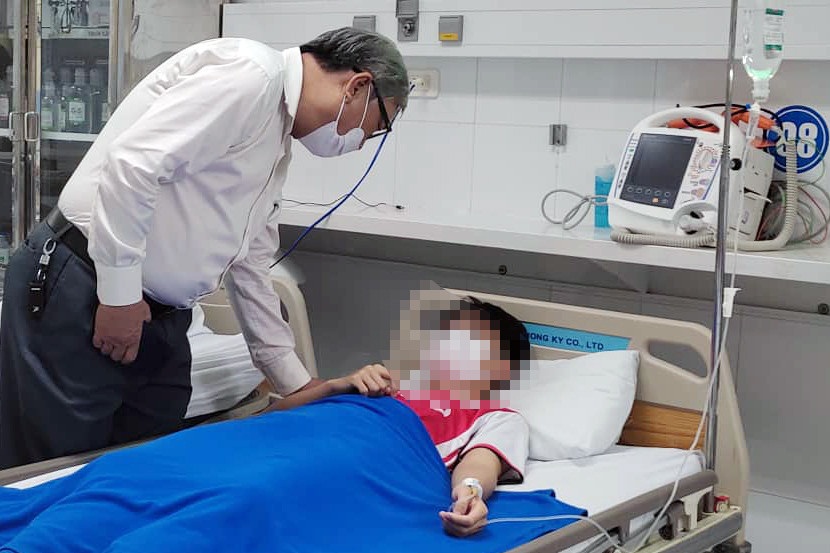 Nha Trang: Nhiều học sinh nhập viện sau giờ học bán trú, nghi ngộ độc thực phẩm - Ảnh 2