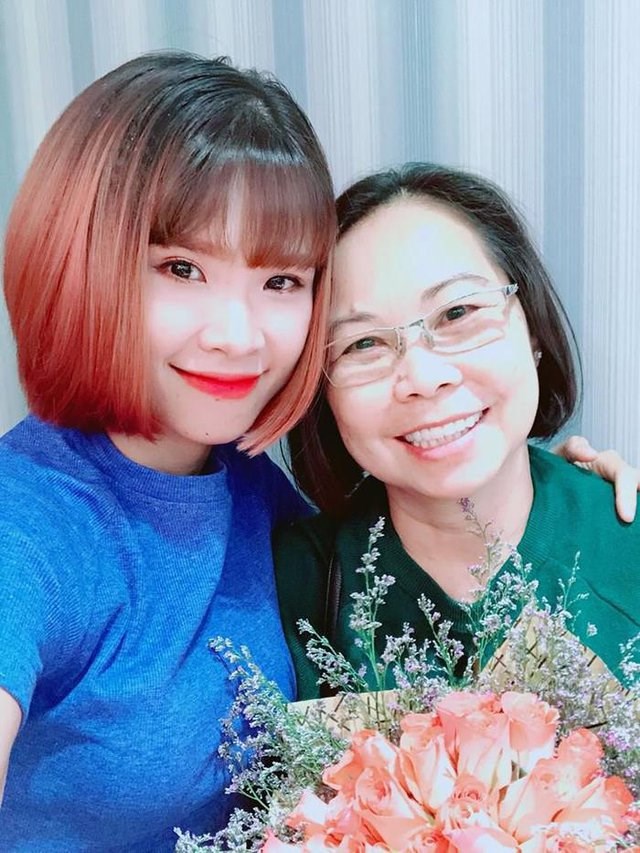 2 người mẹ đặc biệt của sao Việt: Mẹ Lê Dương Bảo Lâm đi làm cùng con, phụ huynh Khởi My làm quản lý - Ảnh 6