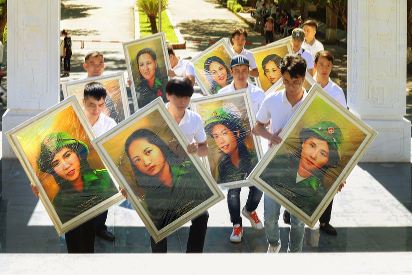 Mừng ngày Quốc khánh 2/9, nhóm thanh niên tâm huyết phục dựng chân dung 10 nữ thanh niên xung phong hi sinh ở Ngã ba Đồng Lộc đầy tỉ mỉ và chính xác - Ảnh 1