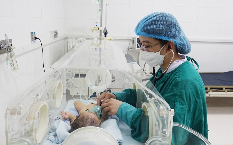 Quảng Ninh: Em bé vừa chào đời đã bị suy hô hấp nặng, nhiễm khuẩn nghi do mẹ bị viêm phụ khoa - Ảnh 1