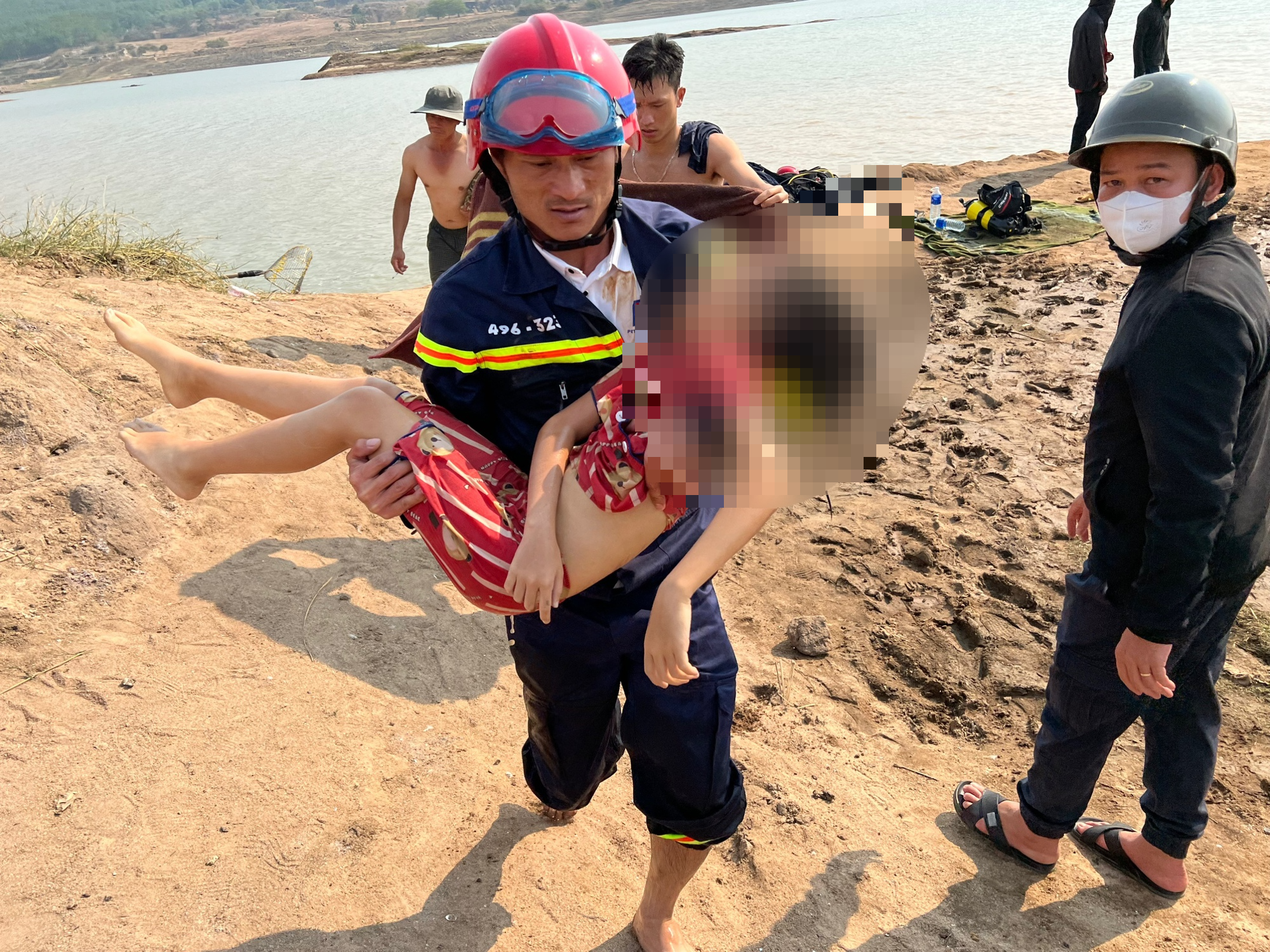 Kom Tum: Hai chị em đuối nước tử vong khi theo bố mẹ đi vớt hến - Ảnh 2