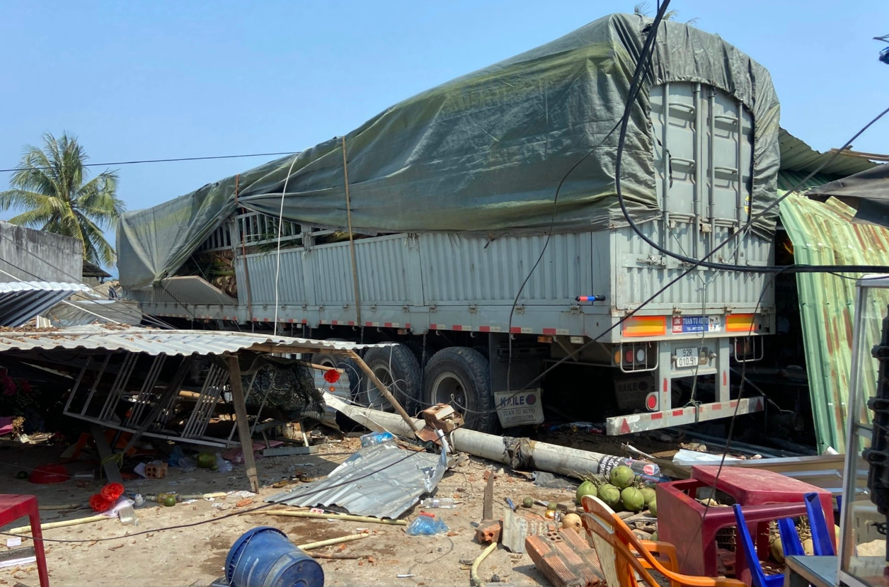 Xe tải tông vào nhà dân khiến nhiều người bị thương tại Khánh Hòa - Ảnh 2