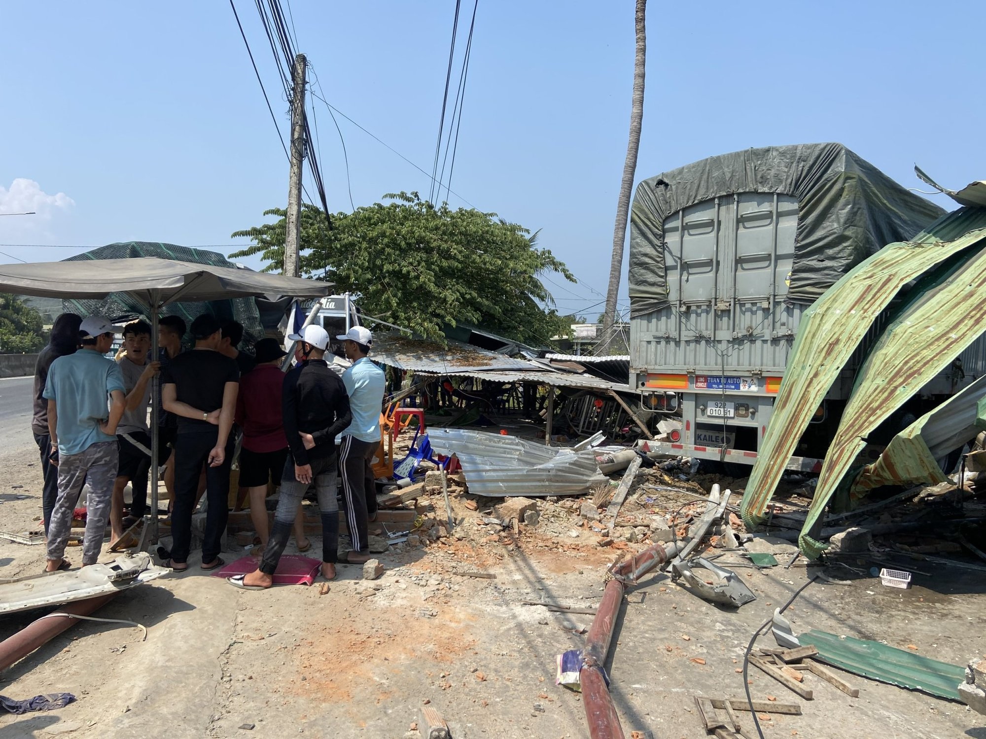 Xe tải tông vào nhà dân khiến nhiều người bị thương tại Khánh Hòa - Ảnh 1