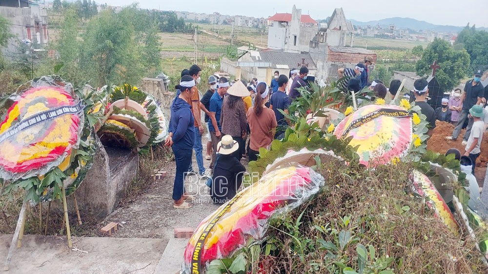 Đám tang đẫm nước mắt của cặp vợ chồng tử vong bất thường trong phòng ngủ ở Bắc Giang: Hé lộ nguyên nhân dẫn đến vụ việc  - Ảnh 1