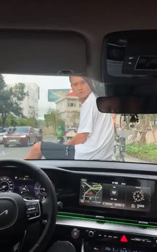 Chồng cũ Diệp Lâm Anh bất ngờ chặn xe không cho vợ đón con, nữ diễn viên sợ hãi đưa con vào xe trốn - Ảnh 2