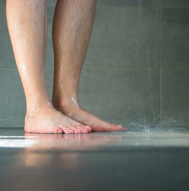 Điều nguy hiểm gì xảy ra mà chuyên gia khuyên không nên đi tiểu khi tắm? - Ảnh 1