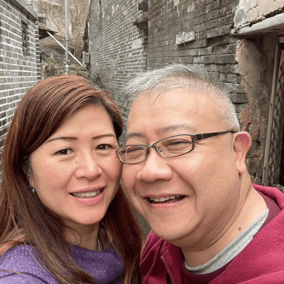 Tài tử nổi tiếng Hong Kong kết hôn ở tuổi 61, cùng bạn đời đi du lịch nhiều nơi tận hưởng cuộc sống tuổi xế chiều - Ảnh 2