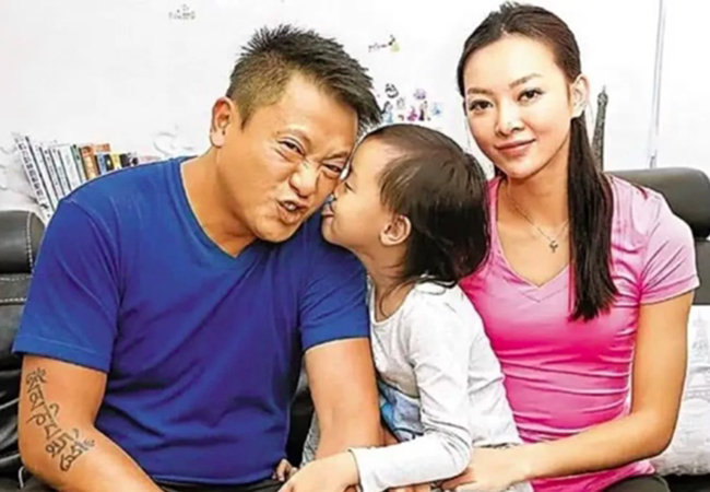 Từng là mỹ nam đình đám TVB một thời, Ngụy Tuấn Kiệt ở tuổi U60 chật vật 'gà trống nuôi con'' vì vợ trẻ 'cắm sừng' - Ảnh 5