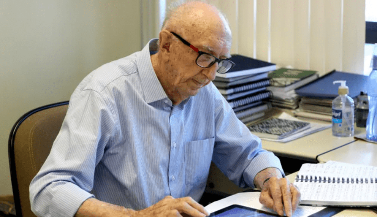 Cụ ông 100 tuổi và 84 năm làm việc ở một công ty, phá kỷ lục Guinness thế giới - Ảnh 1