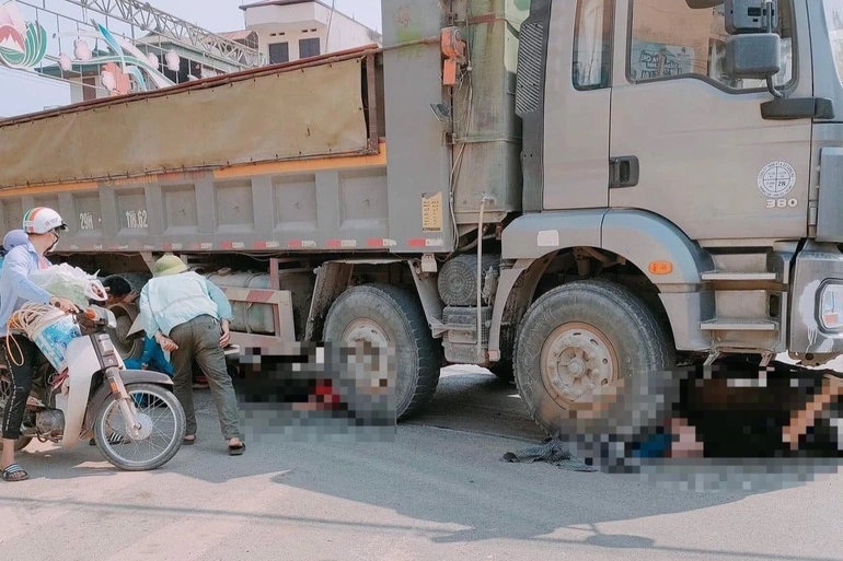 Xót xa 3 mẹ con tử vong tại chỗ sau va chạm với xe tải ở Hà Nội - Ảnh 1