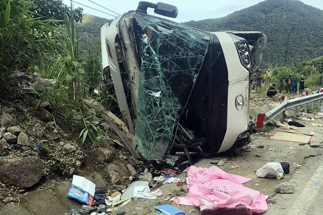 Vụ lật xe khách khiến 4 người Trung Quốc thiệt mạng: Khánh Hòa ra chỉ đạo khẩn - Ảnh 2