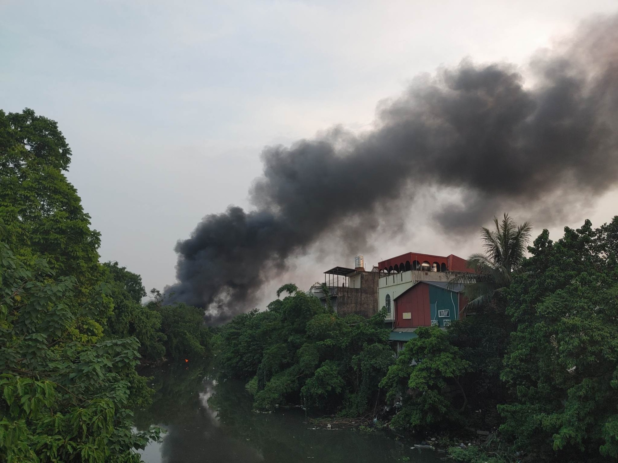 Hiện trường cháy lớn tại xưởng sửa ô tô ở Hà Nội, cột khói đen bốc cao hàng chục mét - Ảnh 4