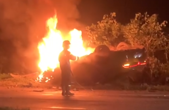 Sau khi tông gãy trụ điện, ô tô lật ngửa bốc cháy dữ dội trên đường - Ảnh 2