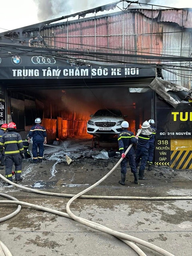 Hiện trường cháy lớn tại xưởng sửa ô tô ở Hà Nội, cột khói đen bốc cao hàng chục mét - Ảnh 2