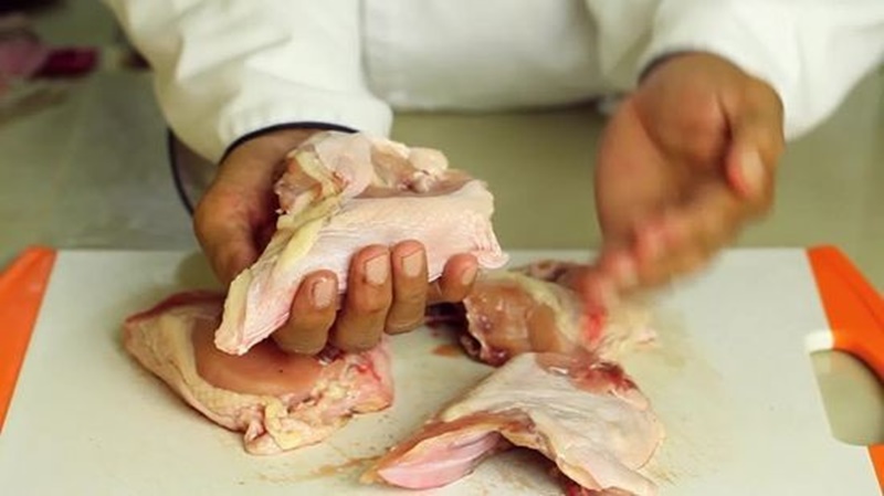Thịt gà bảo quản trong tủ lạnh được lâu hơn nhưng cần biết điều này để tránh bị ngộ độc - Ảnh 1