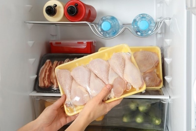 Thịt gà bảo quản trong tủ lạnh được lâu hơn nhưng cần biết điều này để tránh bị ngộ độc - Ảnh 2