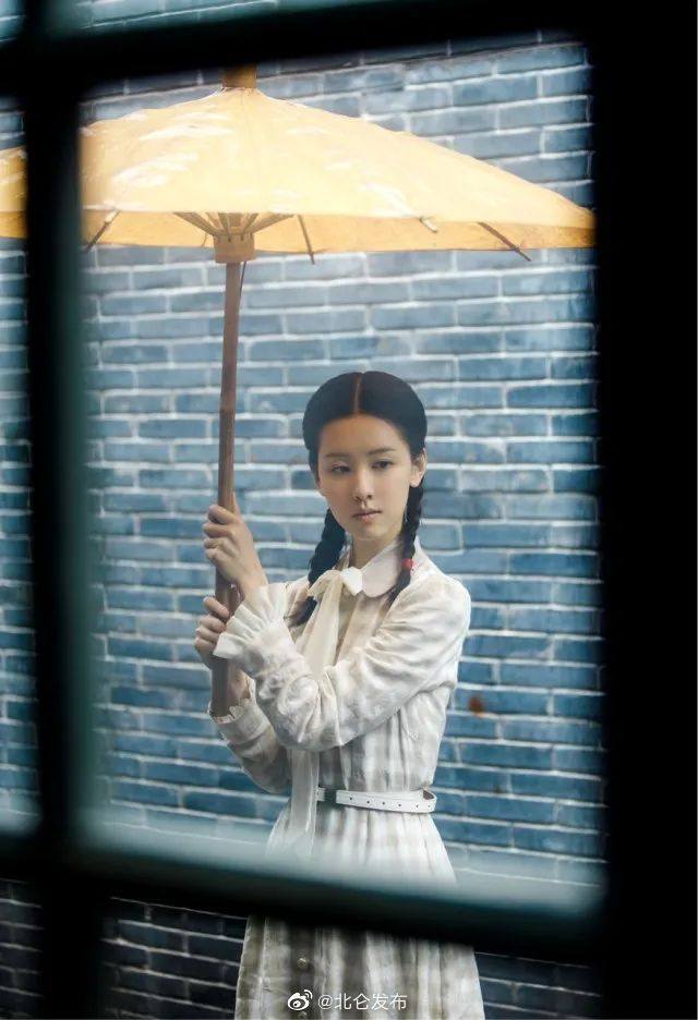 Tóc mới của Trần Đô Linh trong buổi quảng bá phim sắp chiếu được ví như 'nữ sinh gieo rắc nỗi kinh hoàng trong học đường' của manga Nhật Bản - Ảnh 10