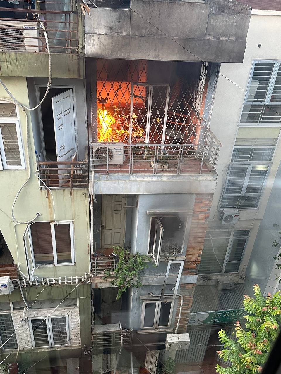 Nóng: Cháy lớn tại căn nhà 4 tầng ở Hà Nội, 2 bé trai cùng gia đình leo ban công thoát thân - Ảnh 1