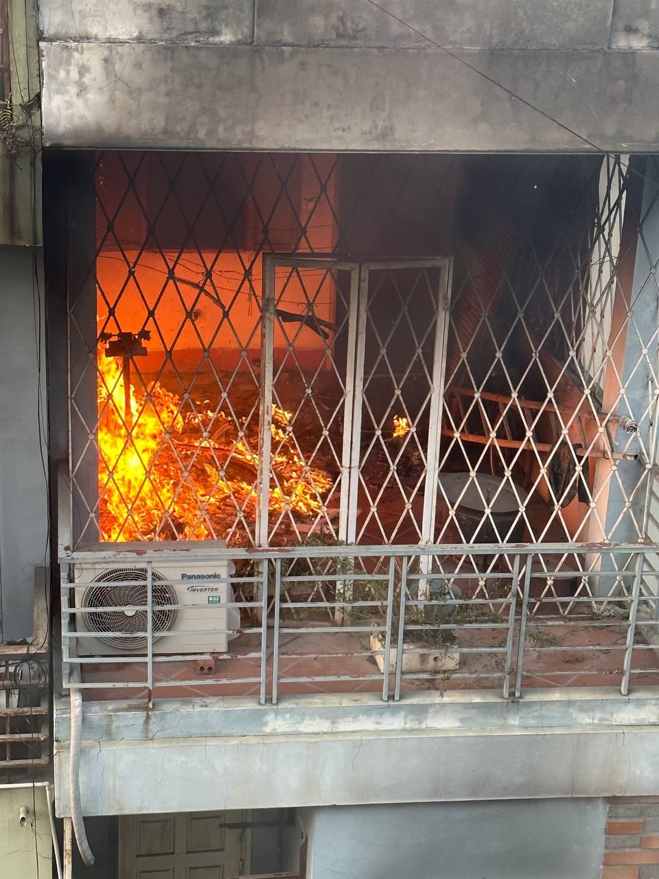 Nóng: Cháy lớn tại căn nhà 4 tầng ở Hà Nội, 2 bé trai cùng gia đình leo ban công thoát thân - Ảnh 3