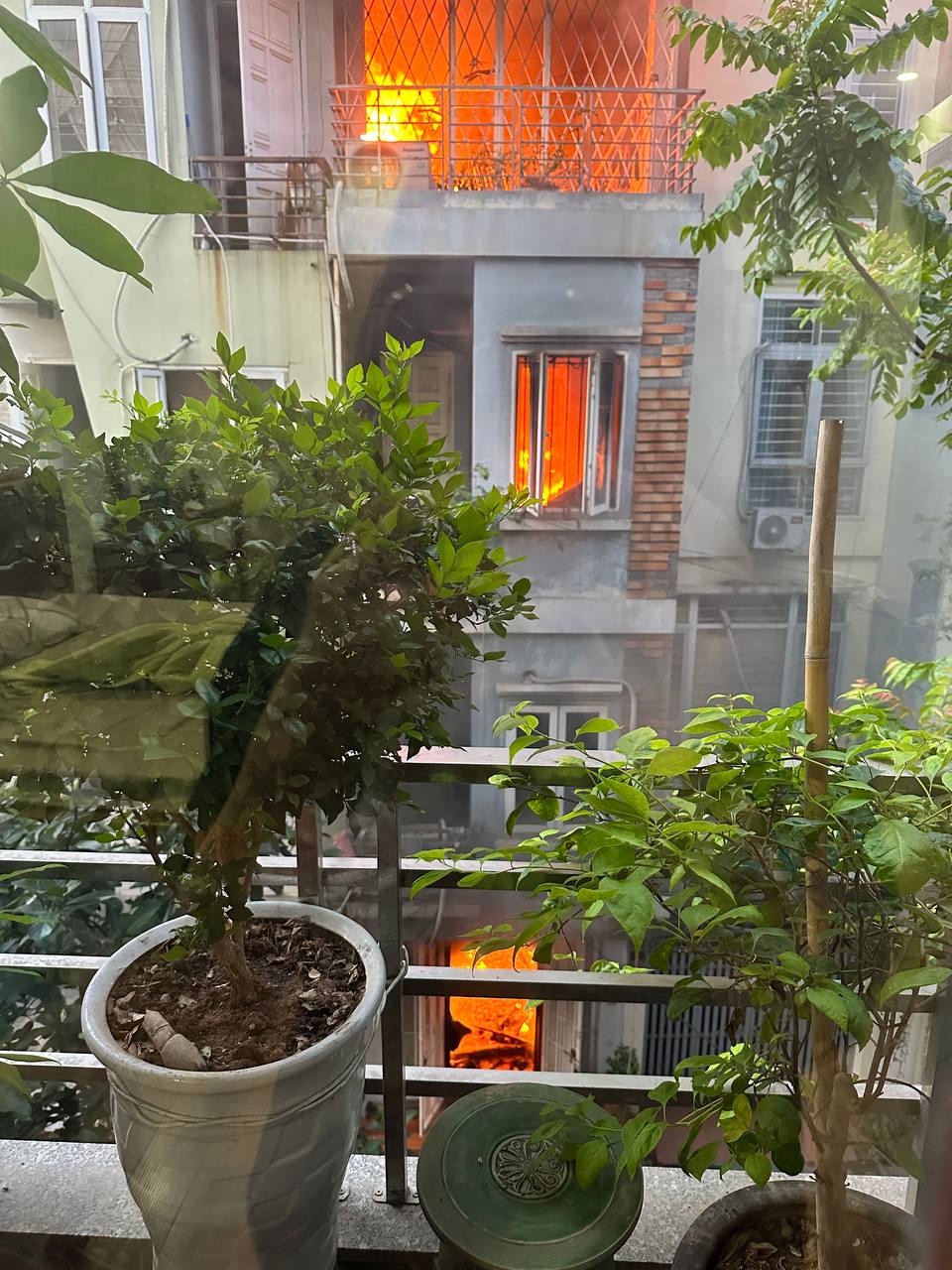 Nóng: Cháy lớn tại căn nhà 4 tầng ở Hà Nội, 2 bé trai cùng gia đình leo ban công thoát thân - Ảnh 4