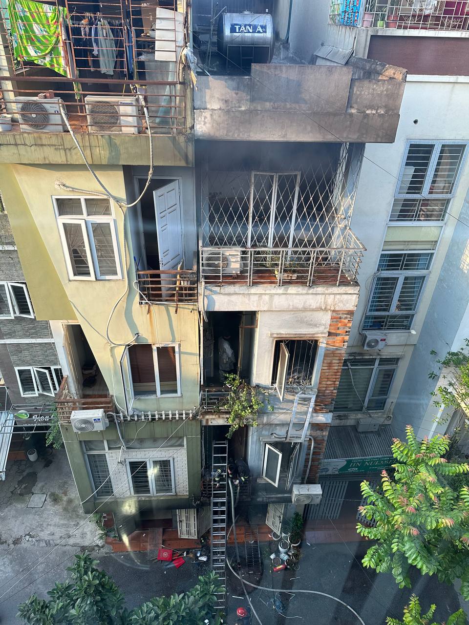 Nóng: Cháy lớn tại căn nhà 4 tầng ở Hà Nội, 2 bé trai cùng gia đình leo ban công thoát thân - Ảnh 5