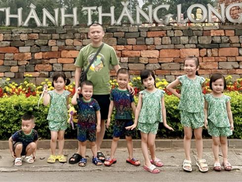 Vợ sinh 'liền tù tì' 7 đứa con lít nhít từ 1-5 tuổi, ông bố Hà Nội chia sẻ bí quyết chăm trẻ vô cùng thú vị, tổng chi phí gần 2 tỷ/năm