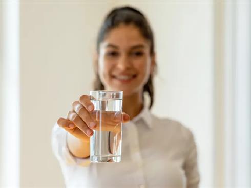 Cho da dưỡng ẩm bằng mỹ phẩm mà không cần đến uống nước liệu có khả thi?
