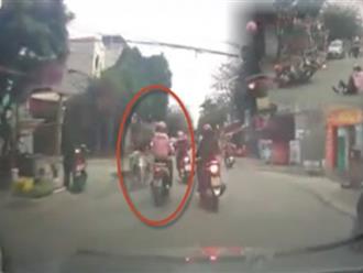 Clip nữ ninja ở Hà Nội phóng xe như bay tông người rẽ trái không nhìn đường