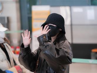 Nữ thần IU xuất hiện tại sân bay với gương mặt rạng rỡ, trở về sau cuộc hội ngộ ở Hunggray cùng "mỹ nam màn ảnh" Park Seo-joon