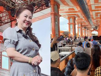'Fan Meeting' bà Phương Hằng: Người đông như kiến, nhân vật chính đeo viên kim cương 1300 tỷ lớn nhất BST