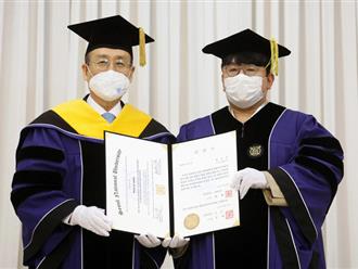 ‘Cha đẻ’ của nhóm nhạc toàn cầu BTS tiếp tục chứng tỏ ‘đẳng cấp’ khi trở thành nhân vật đầu tiên trong ngành giải trí được đại học quốc gia Seoul trao bằng Tiến sĩ danh dự 