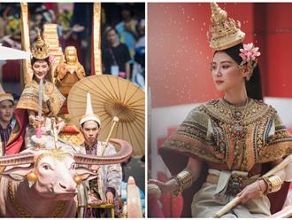 Nữ chính "Chiếc lá cuốn bay" hóa nữ thần Songkran 2023, nhan sắc bừng sáng trên đường phố Siam