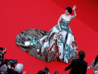 Phạm Băng Băng diện váy 'mãnh hổ hạ sơn' tái xuất LHP Cannes sau 5 năm, được chào đón đặc biệt xứng danh 'viên ngọc phương Đông'